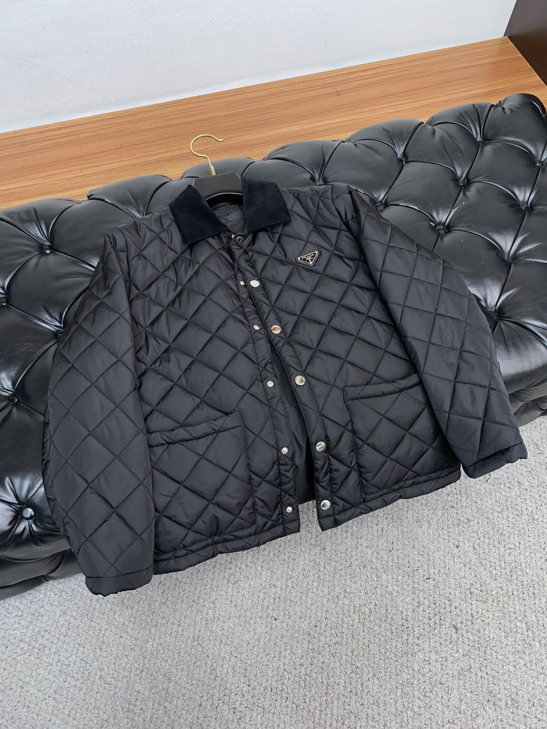 普拉达 25ss最新品 翻领夹克外套，设计帅气有型！百搭必备单品，时尚潮牌， 轻松营造酷帅氛围感 ，高级