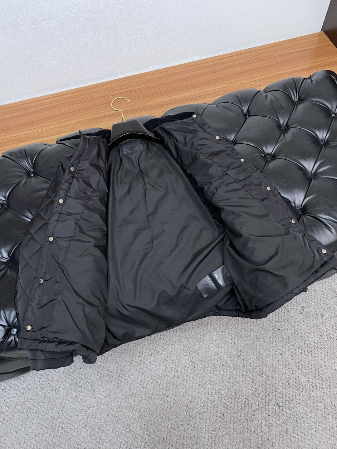 普拉达 25ss最新品 翻领夹克外套，设计帅气有型！百搭必备单品，时尚潮牌， 轻松营造酷帅氛围感 ，高级