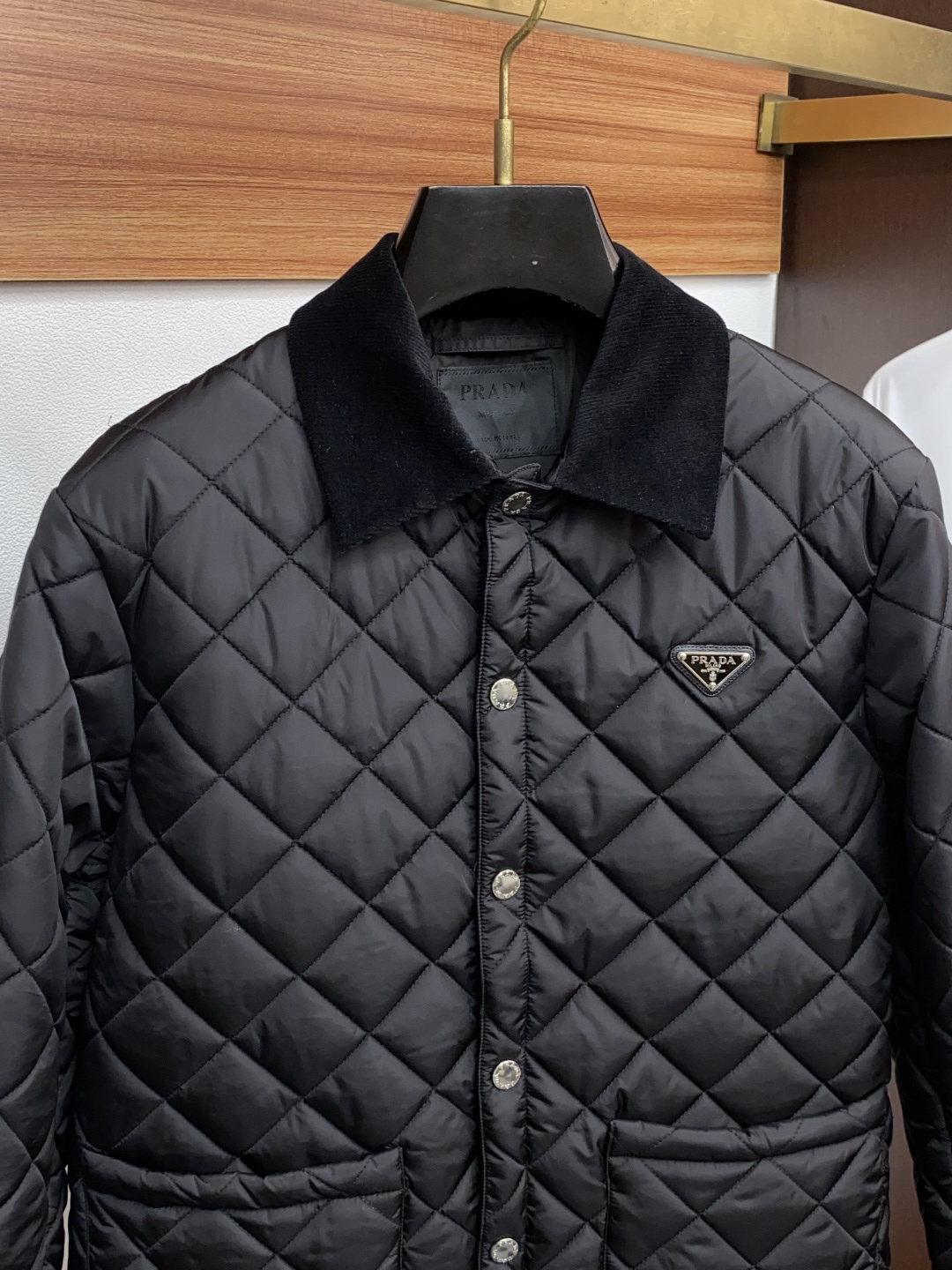 普拉达 25ss最新品 翻领夹克外套，设计帅气有型！百搭必备单品，时尚潮牌， 轻松营造酷帅氛围感 ，高级