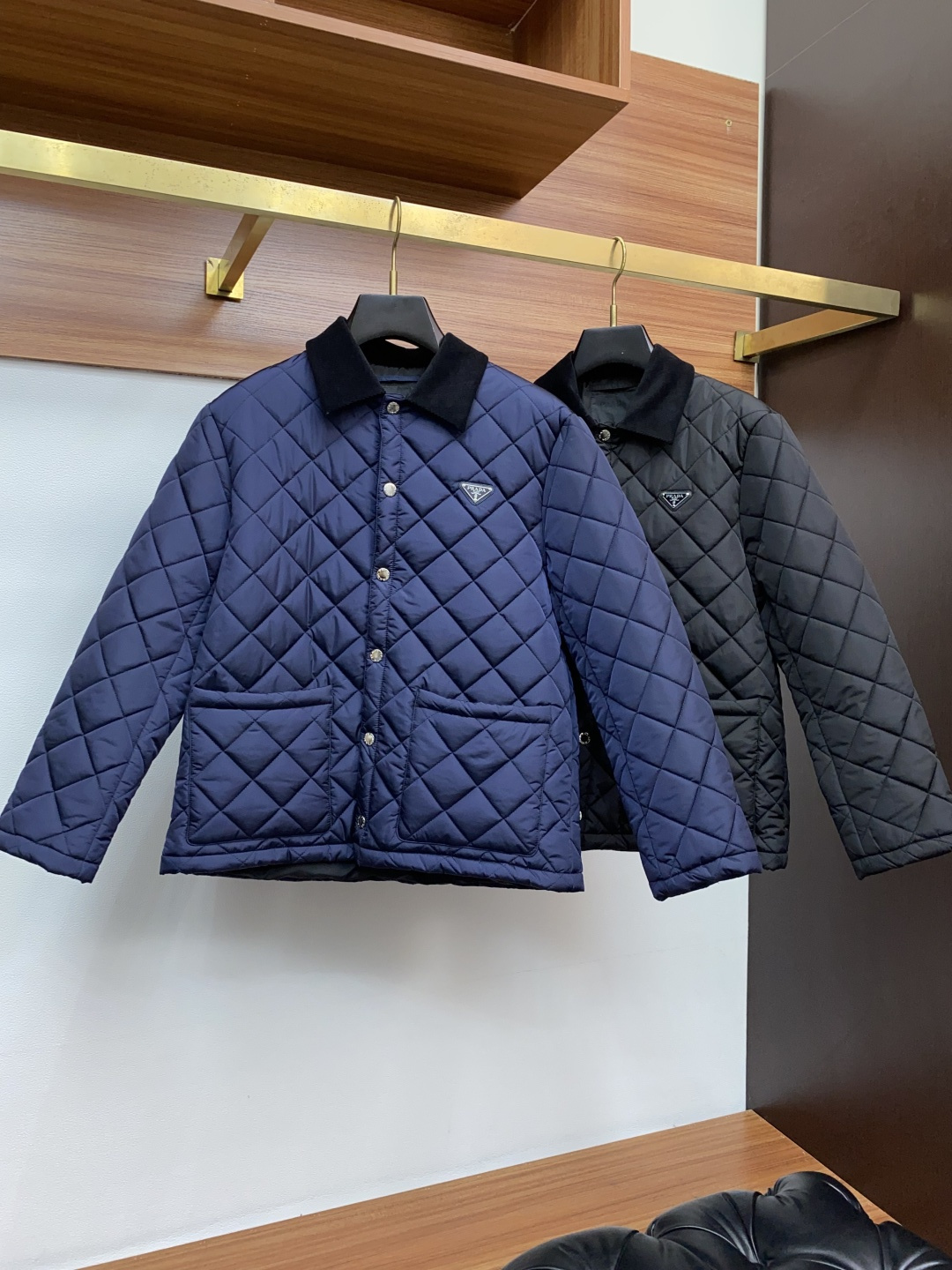 普拉达 25ss最新品 翻领夹克外套，设计帅气有型！百搭必备单品，时尚潮牌， 轻松营造酷帅氛围感 ，高级