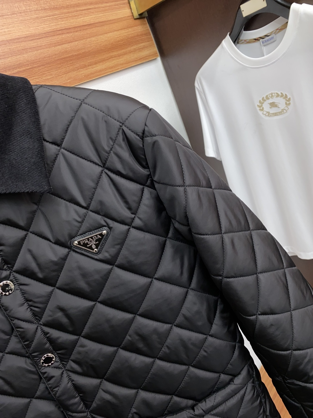 普拉达 25ss最新品 翻领夹克外套，设计帅气有型！百搭必备单品，时尚潮牌， 轻松营造酷帅氛围感 ，高级