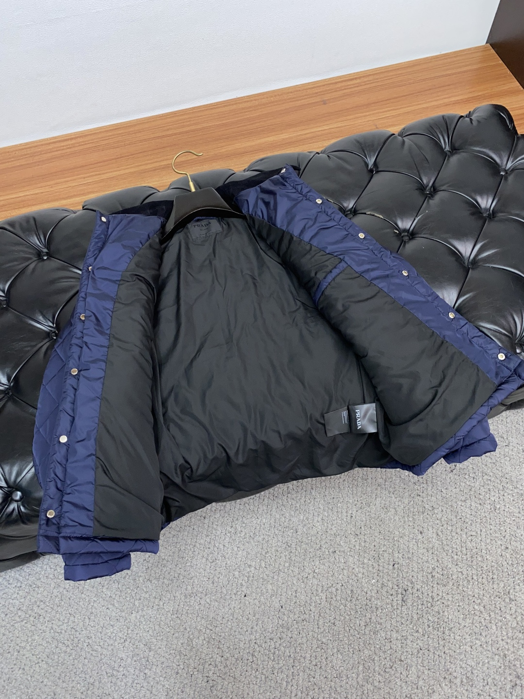 普拉达 25ss最新品 翻领夹克外套，设计帅气有型！百搭必备单品，时尚潮牌， 轻松营造酷帅氛围感 ，高级