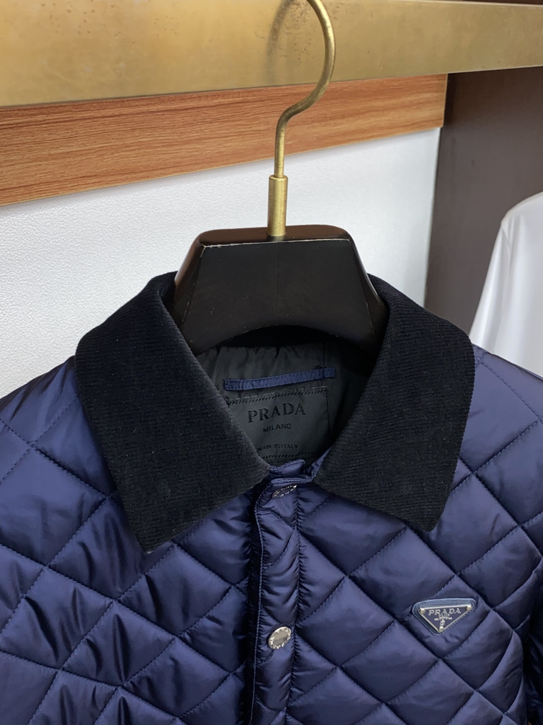 普拉达 25ss最新品 翻领夹克外套，设计帅气有型！百搭必备单品，时尚潮牌， 轻松营造酷帅氛围感 ，高级