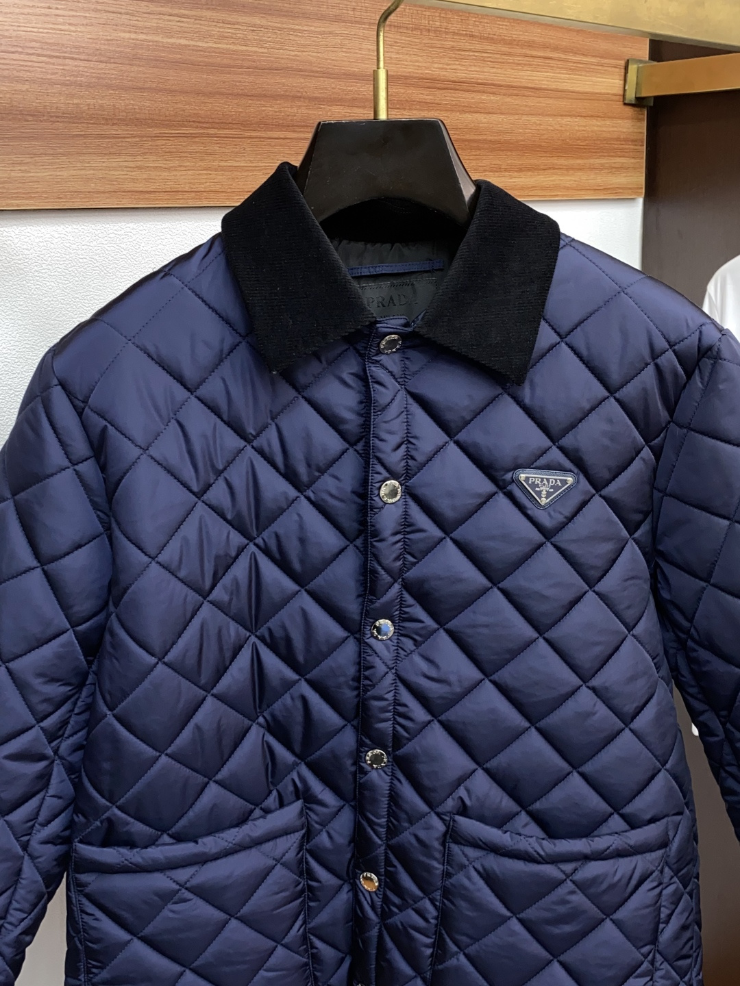 普拉达 25ss最新品 翻领夹克外套，设计帅气有型！百搭必备单品，时尚潮牌， 轻松营造酷帅氛围感 ，高级