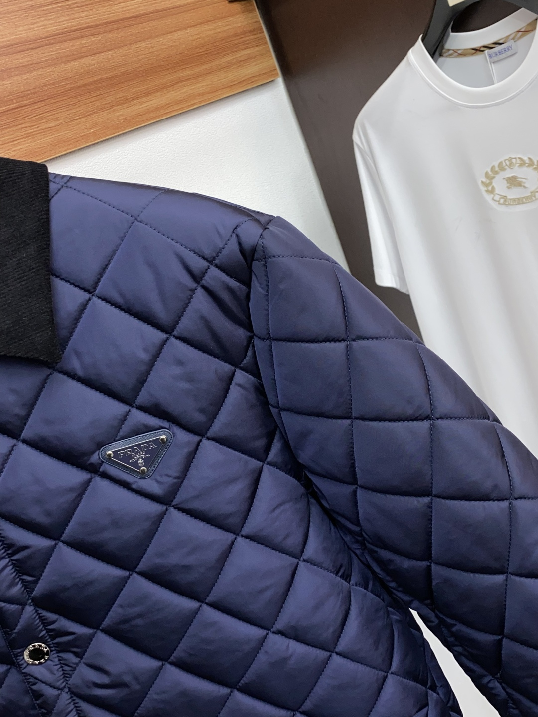 普拉达 25ss最新品 翻领夹克外套，设计帅气有型！百搭必备单品，时尚潮牌， 轻松营造酷帅氛围感 ，高级