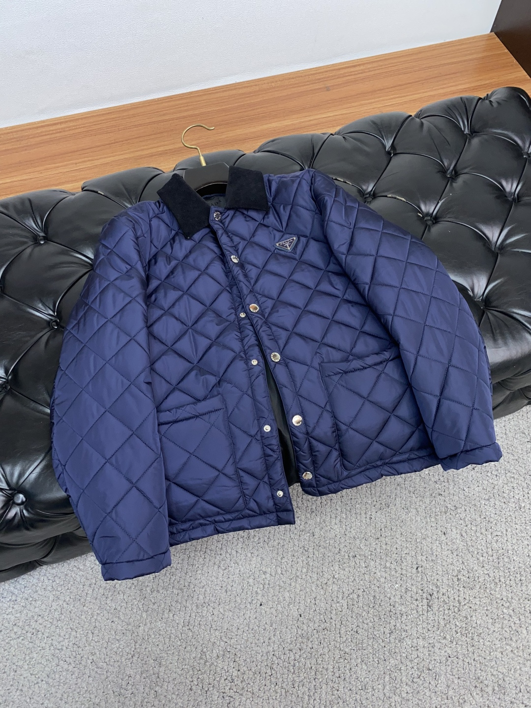 普拉达 25ss最新品 翻领夹克外套，设计帅气有型！百搭必备单品，时尚潮牌， 轻松营造酷帅氛围感 ，高级