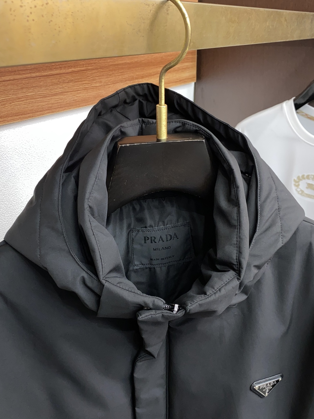 普拉达 25ss最新品 连帽 棉衣夹克外套，设计帅气有型！百搭必备单品，时尚潮牌， 轻松营造酷帅氛围感 