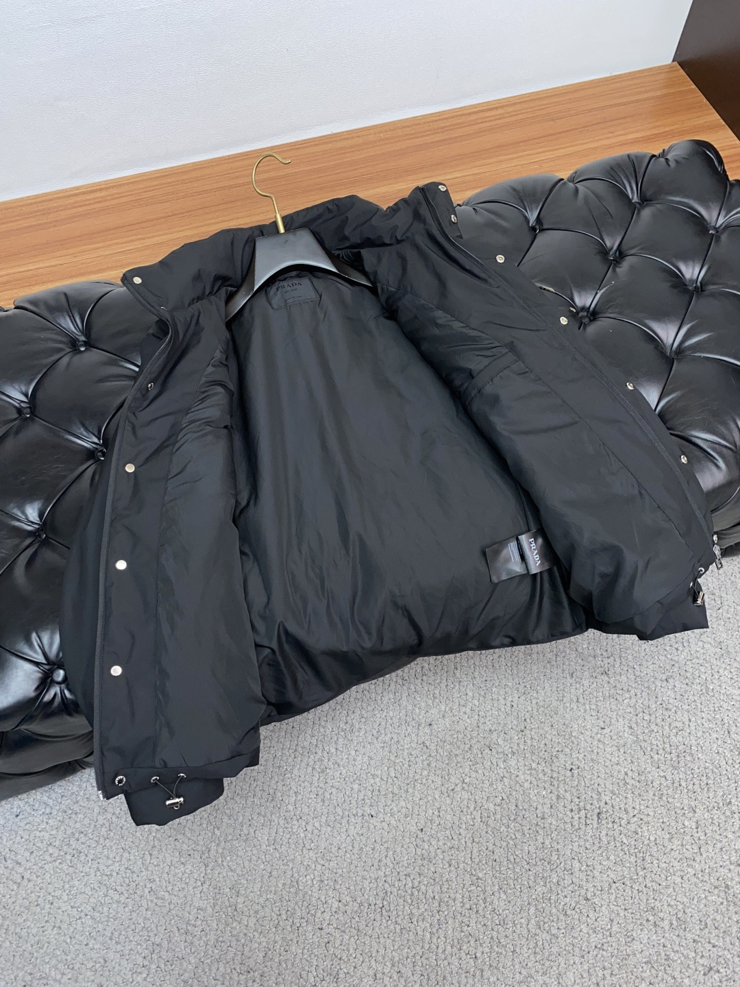 普拉达 25ss最新品 连帽 棉衣夹克外套，设计帅气有型！百搭必备单品，时尚潮牌， 轻松营造酷帅氛围感 
