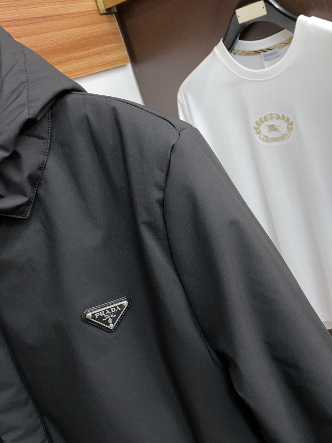 普拉达 25ss最新品 连帽 棉衣夹克外套，设计帅气有型！百搭必备单品，时尚潮牌， 轻松营造酷帅氛围感 