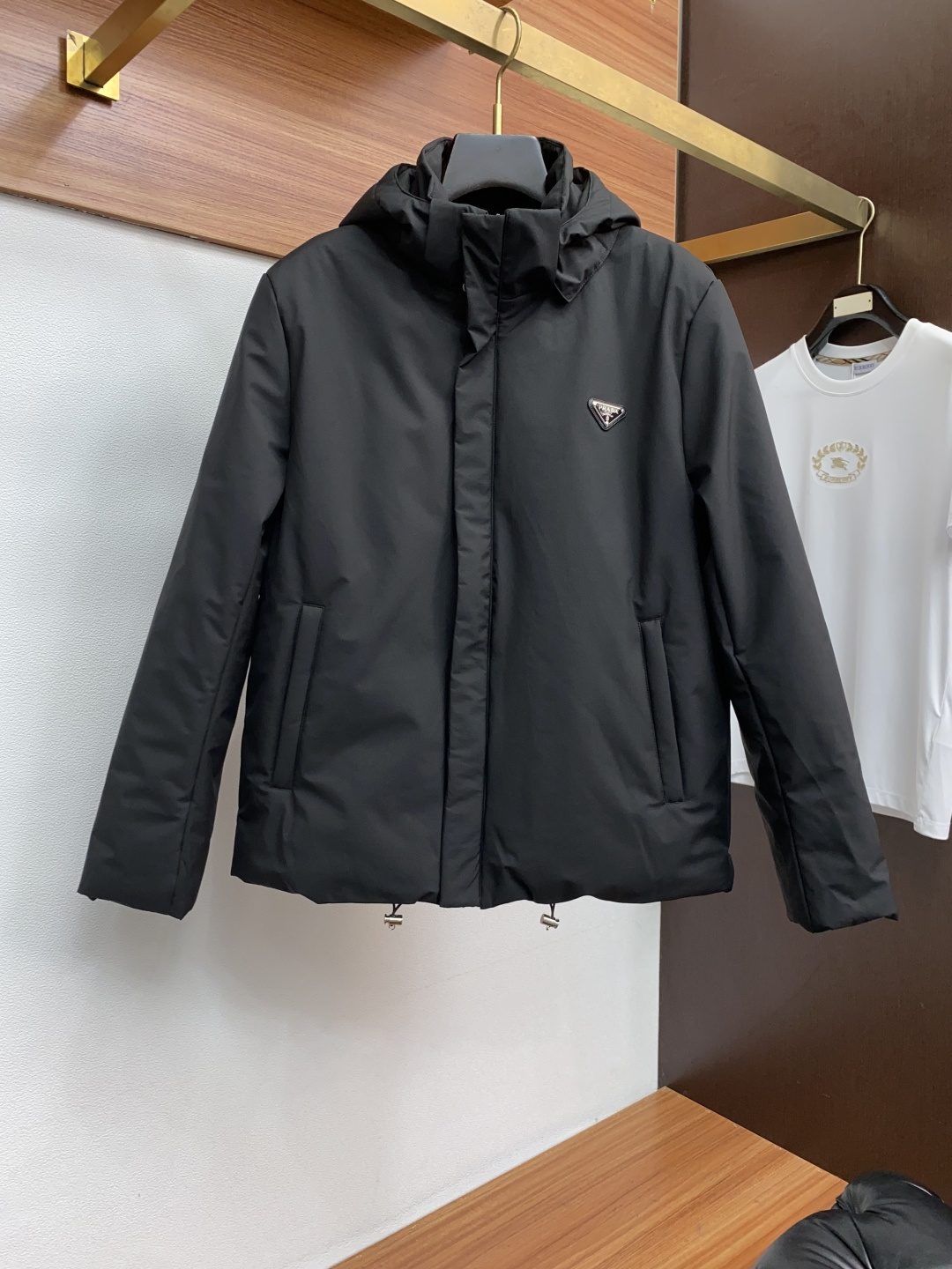 普拉达 25ss最新品 连帽 棉衣夹克外套，设计帅气有型！百搭必备单品，时尚潮牌， 轻松营造酷帅氛围感 