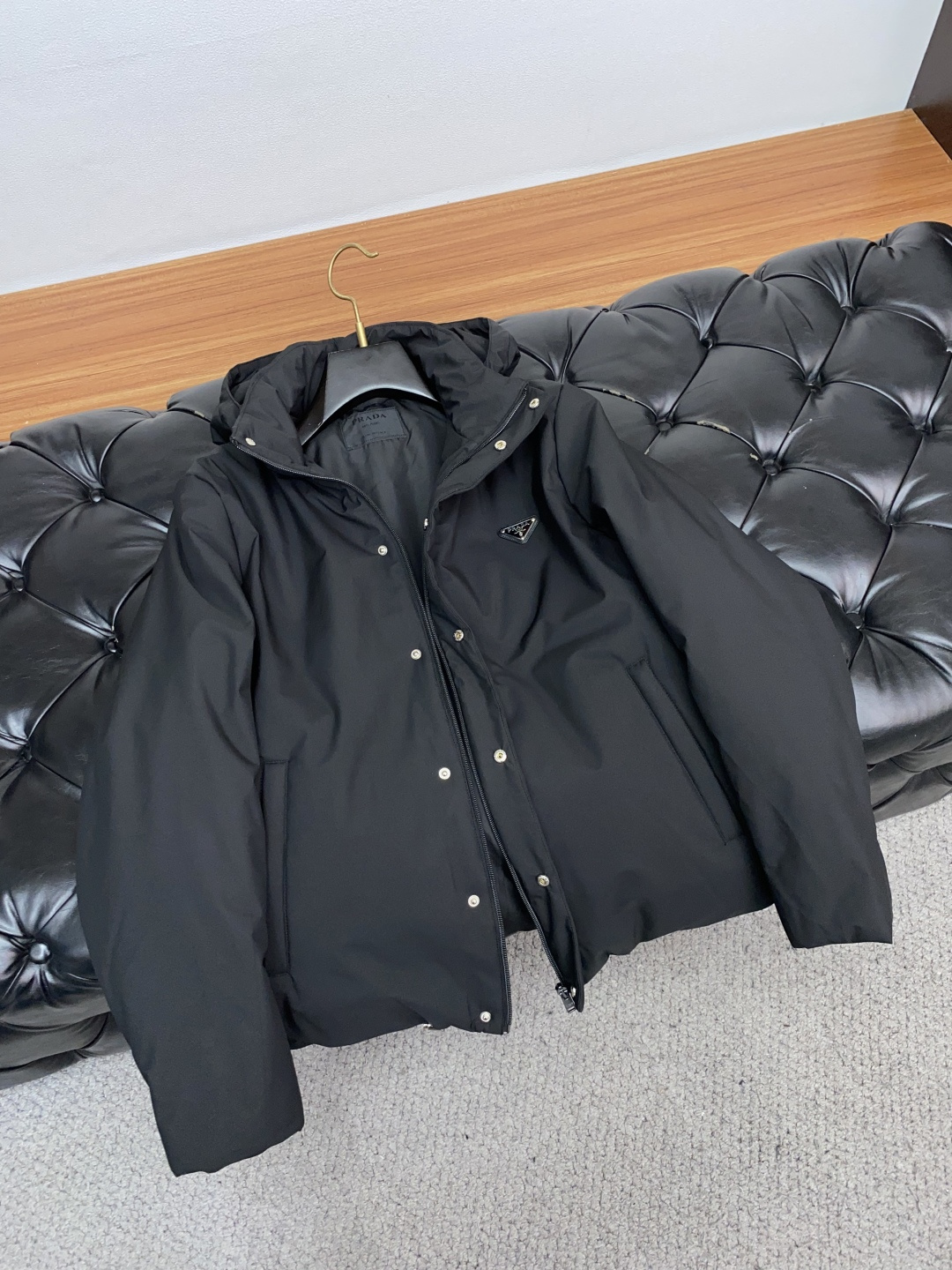 普拉达 25ss最新品 连帽 棉衣夹克外套，设计帅气有型！百搭必备单品，时尚潮牌， 轻松营造酷帅氛围感 