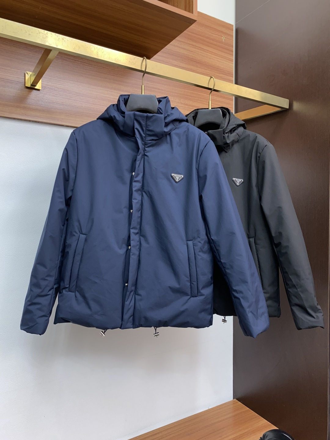 普拉达 25ss最新品 连帽 棉衣夹克外套，设计帅气有型！百搭必备单品，时尚潮牌， 轻松营造酷帅氛围感 