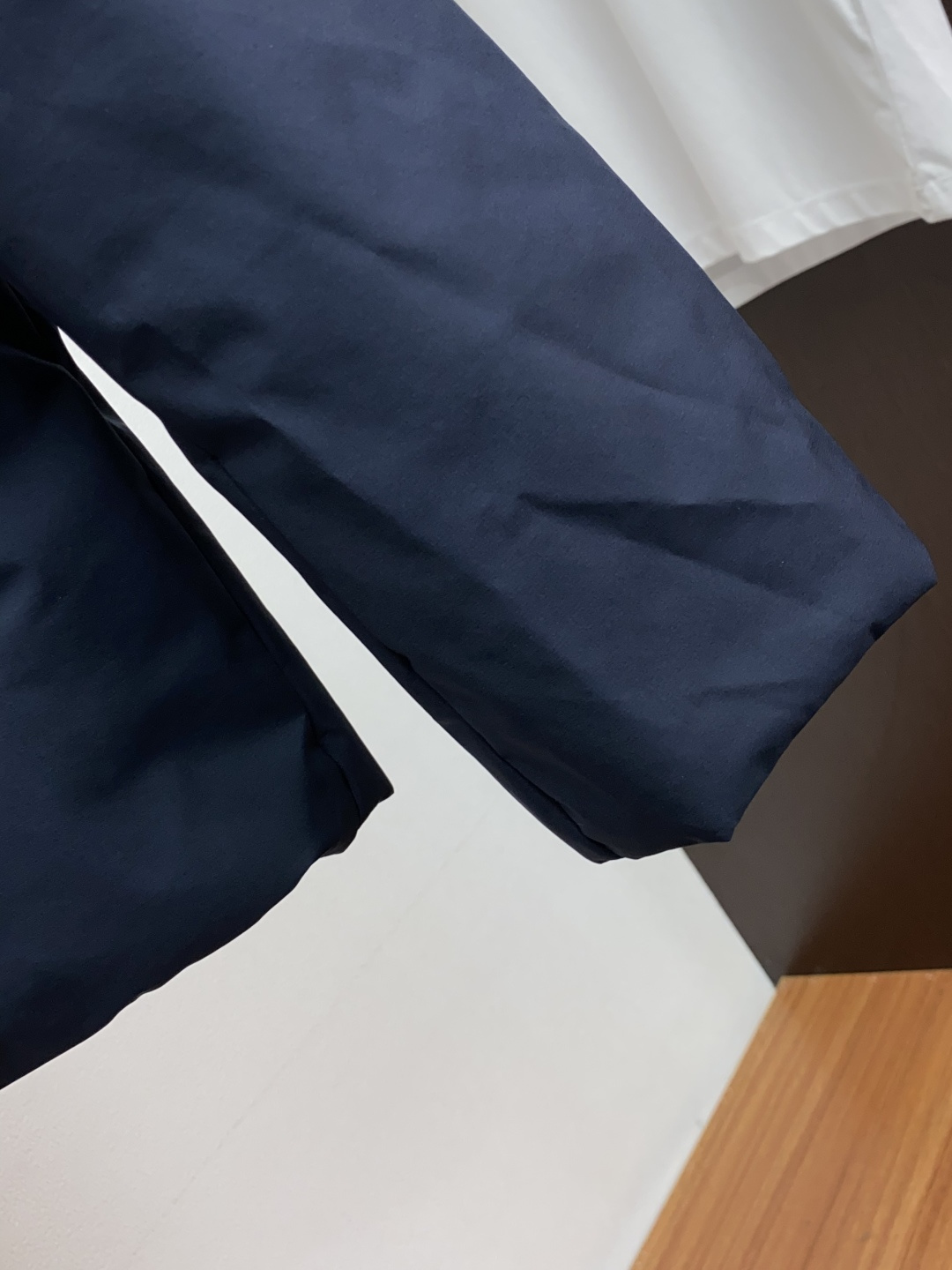 普拉达 25ss最新品 连帽 棉衣夹克外套，设计帅气有型！百搭必备单品，时尚潮牌， 轻松营造酷帅氛围感 