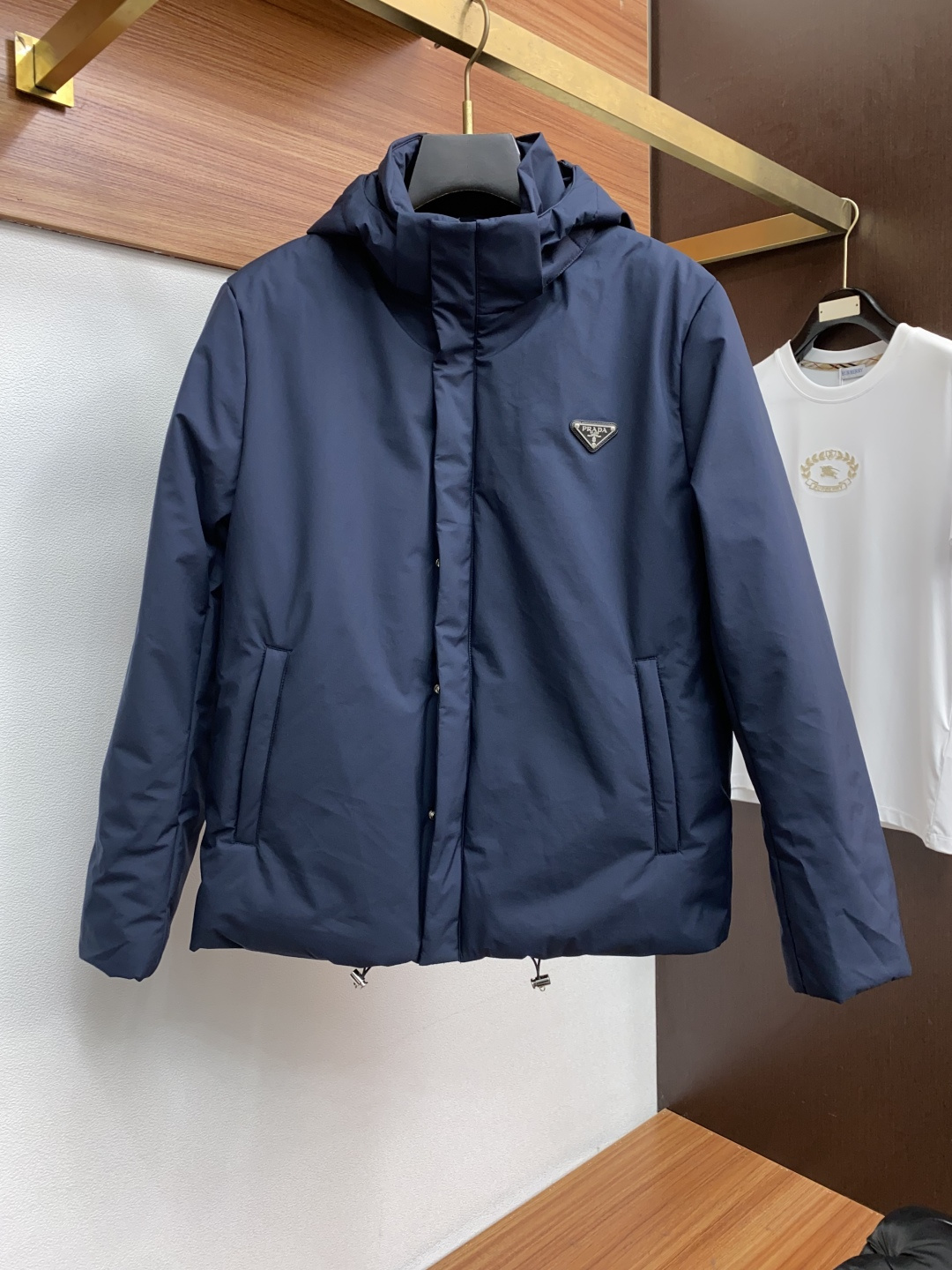 普拉达 25ss最新品 连帽 棉衣夹克外套，设计帅气有型！百搭必备单品，时尚潮牌， 轻松营造酷帅氛围感 