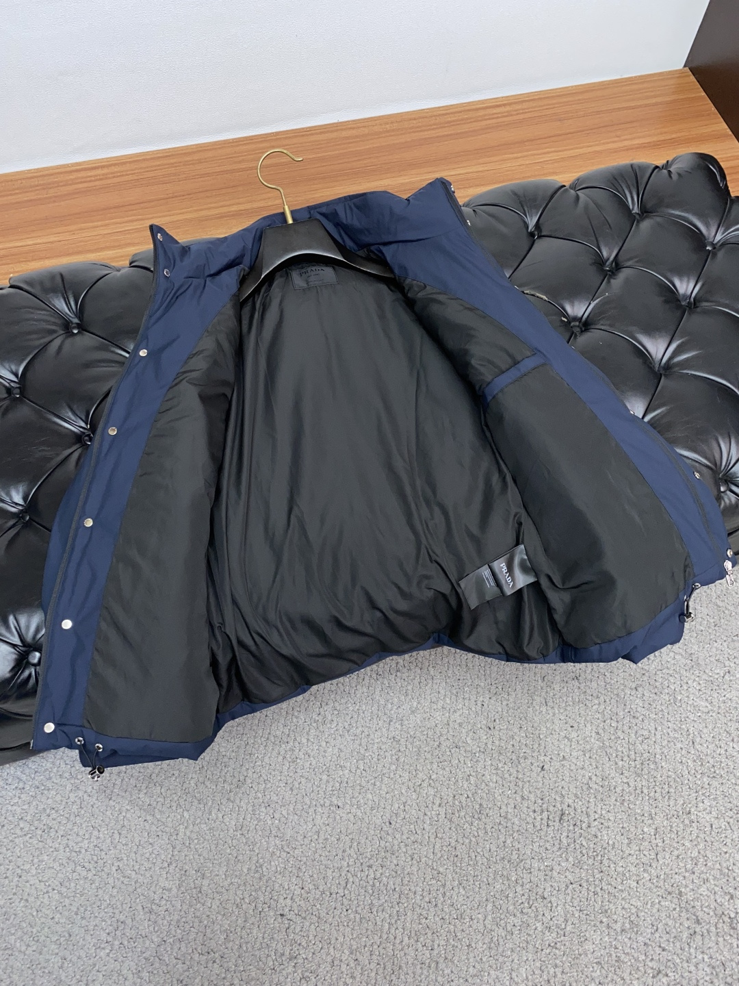 普拉达 25ss最新品 连帽 棉衣夹克外套，设计帅气有型！百搭必备单品，时尚潮牌， 轻松营造酷帅氛围感 