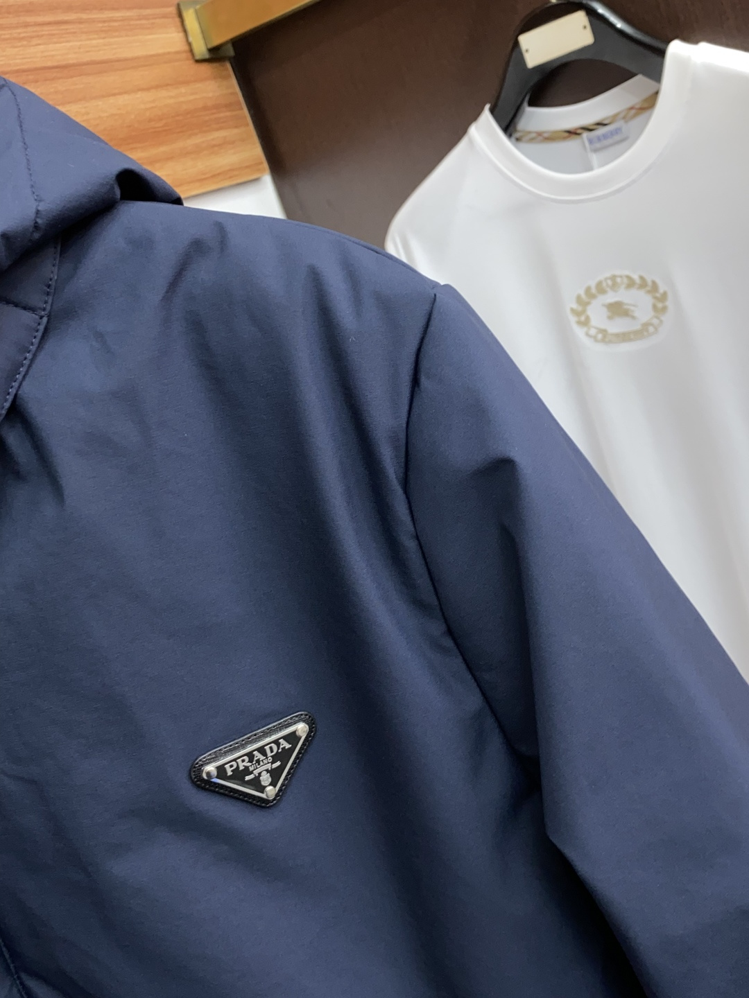 普拉达 25ss最新品 连帽 棉衣夹克外套，设计帅气有型！百搭必备单品，时尚潮牌， 轻松营造酷帅氛围感 