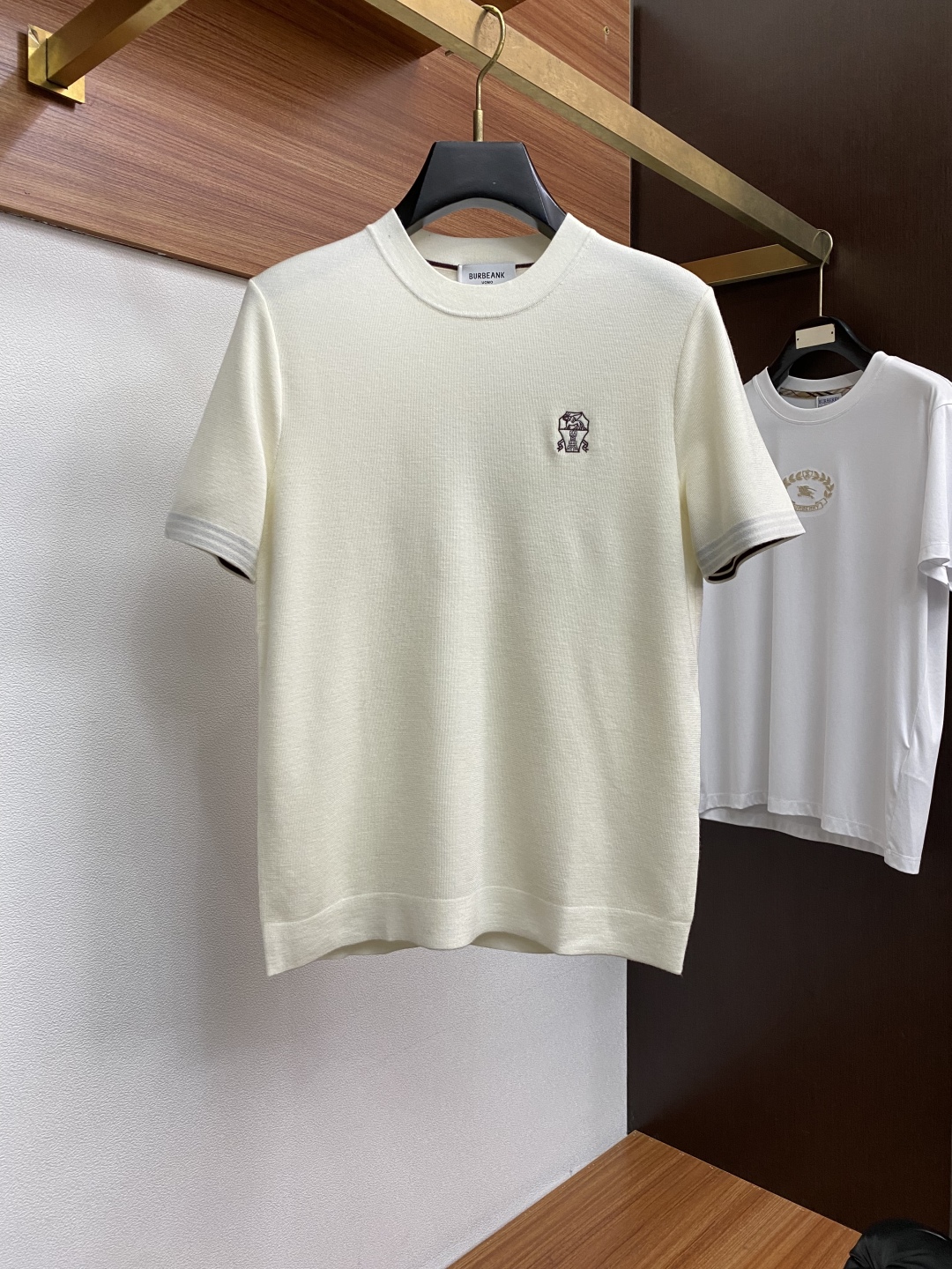 BC 圆领领羊毛衫，用细腻纤维编织时光韵味，于一针一线间，诉说永恒优雅，在男士高端针织服饰领域，这款羊毛