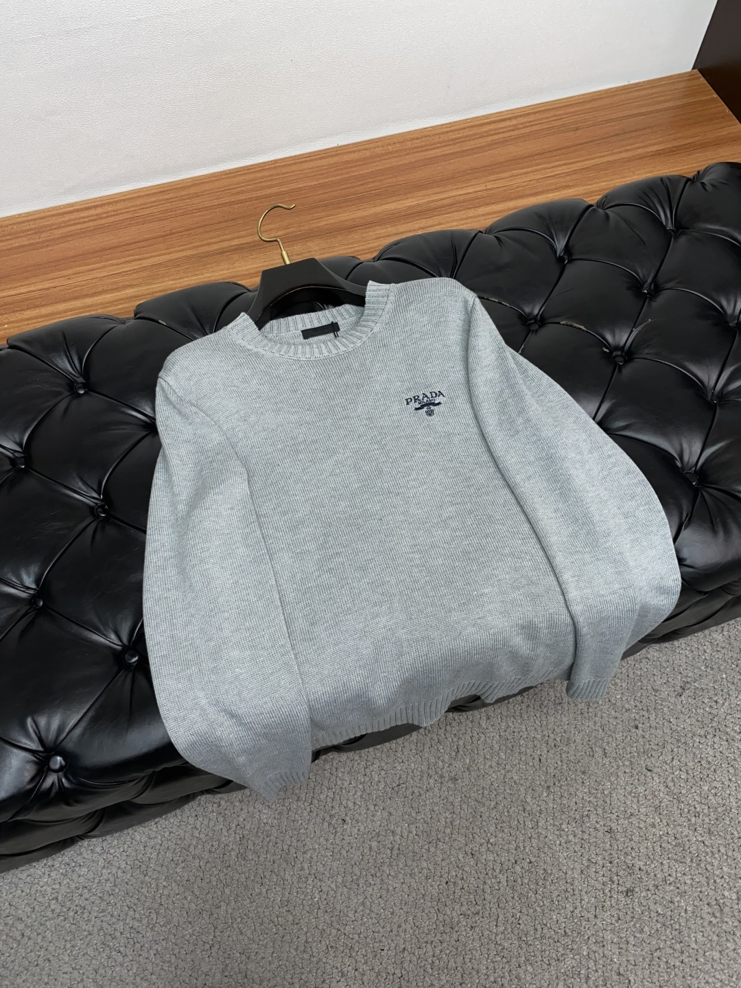 普拉达 羊毛混纺针织衫1.羊毛羊绒混纺面料：精选高品质的羊毛与羊绒原料，按照一定的比例进行混纺。羊毛提供