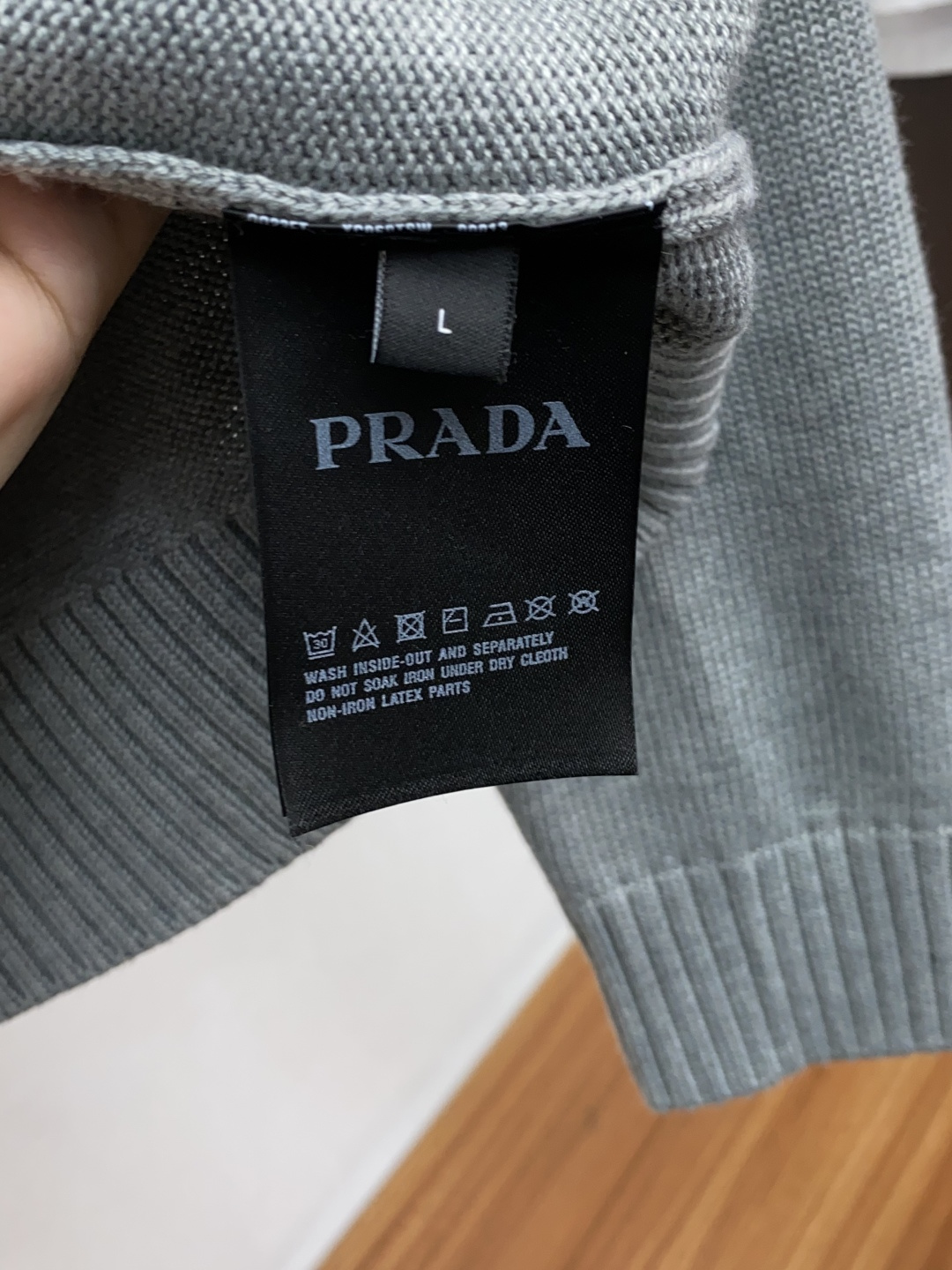 普拉达 羊毛混纺针织衫1.羊毛羊绒混纺面料：精选高品质的羊毛与羊绒原料，按照一定的比例进行混纺。羊毛提供