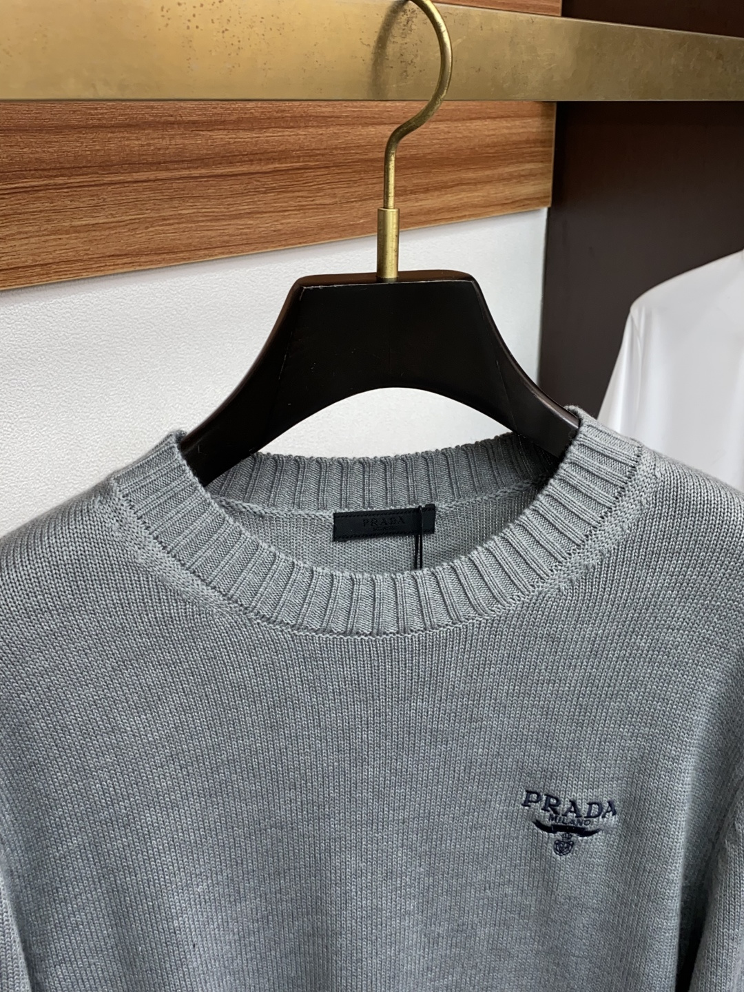 普拉达 羊毛混纺针织衫1.羊毛羊绒混纺面料：精选高品质的羊毛与羊绒原料，按照一定的比例进行混纺。羊毛提供