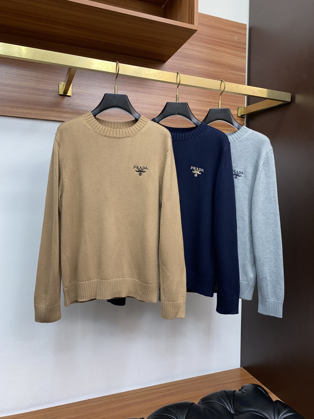 普拉达 羊毛混纺针织衫1.羊毛羊绒混纺面料：精选高品质的羊毛与羊绒原料，按照一定的比例进行混纺。羊毛提供