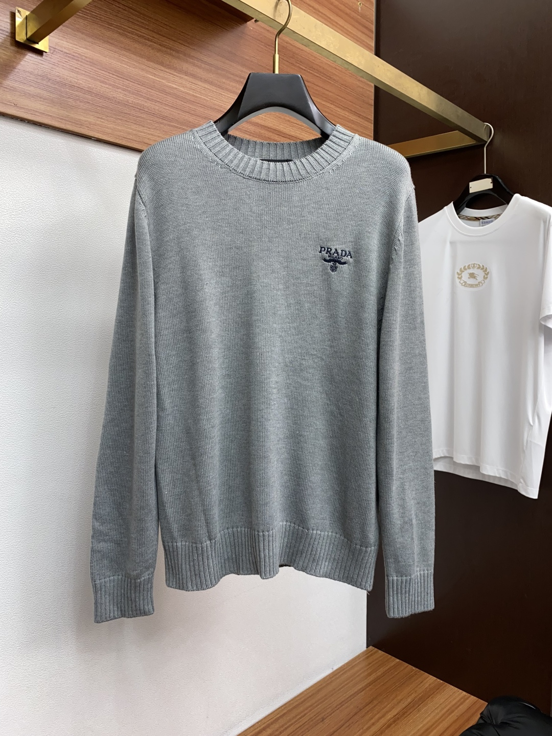 普拉达 羊毛混纺针织衫1.羊毛羊绒混纺面料：精选高品质的羊毛与羊绒原料，按照一定的比例进行混纺。羊毛提供