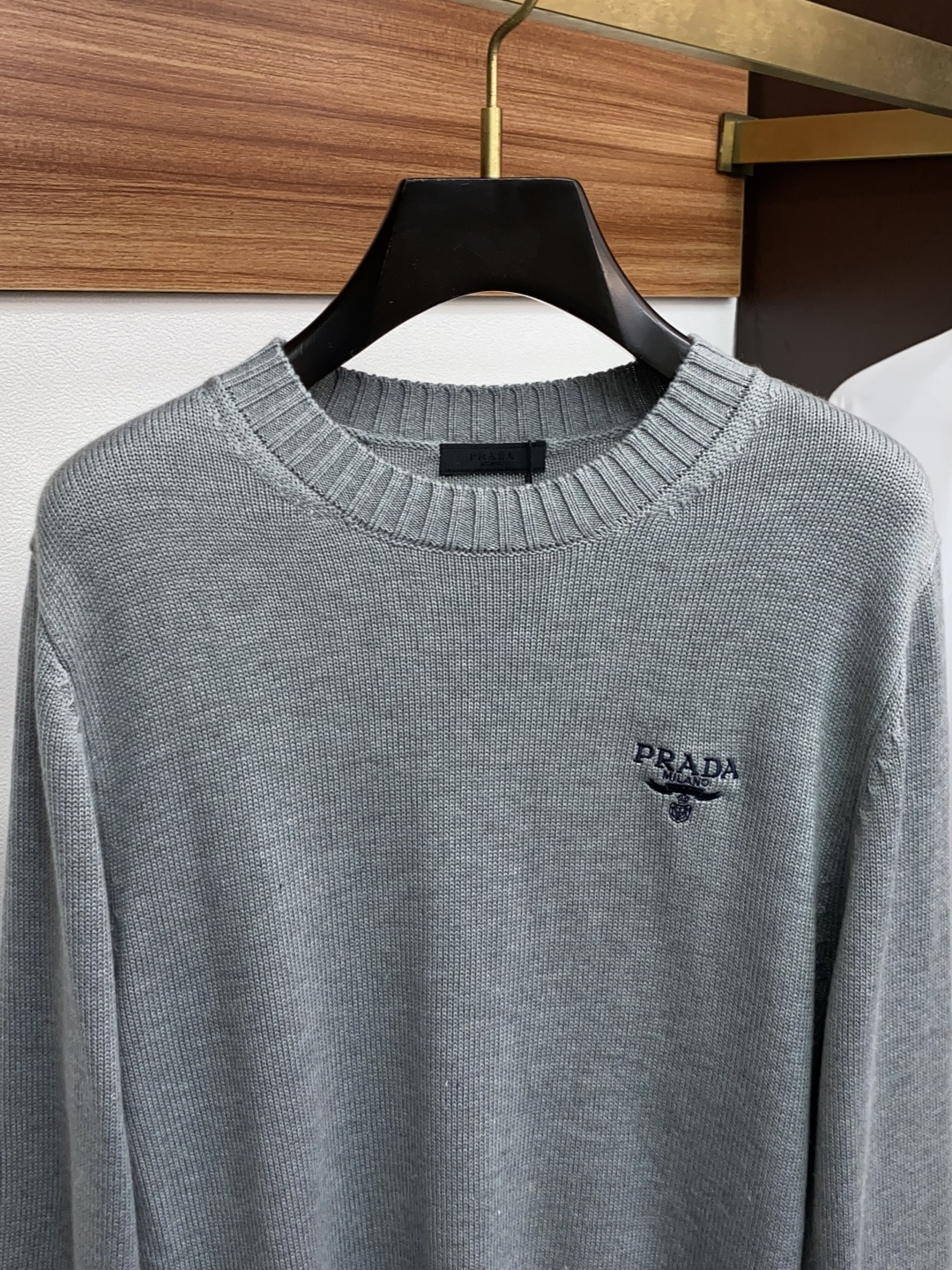 普拉达 羊毛混纺针织衫1.羊毛羊绒混纺面料：精选高品质的羊毛与羊绒原料，按照一定的比例进行混纺。羊毛提供