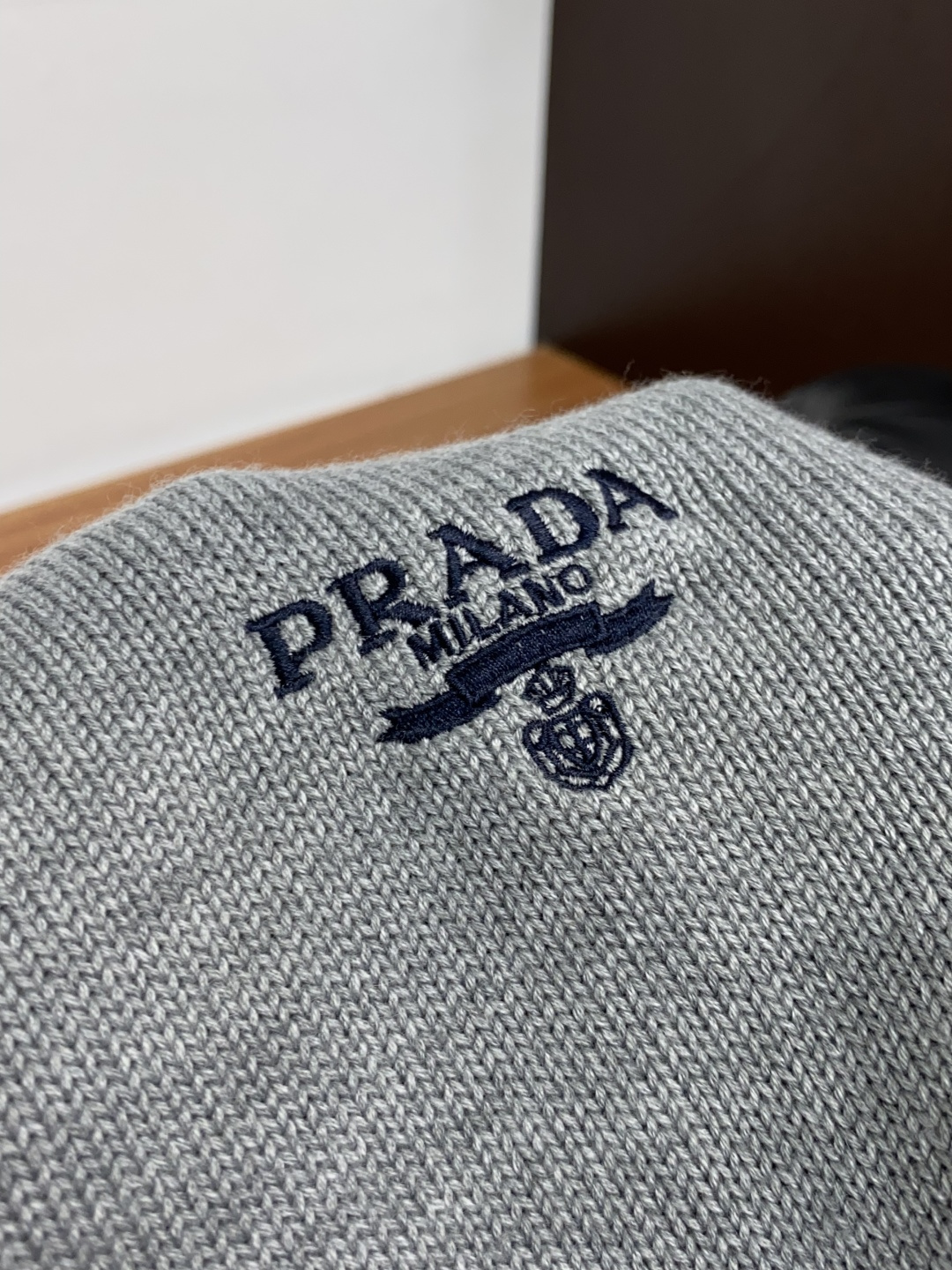 普拉达 羊毛混纺针织衫1.羊毛羊绒混纺面料：精选高品质的羊毛与羊绒原料，按照一定的比例进行混纺。羊毛提供