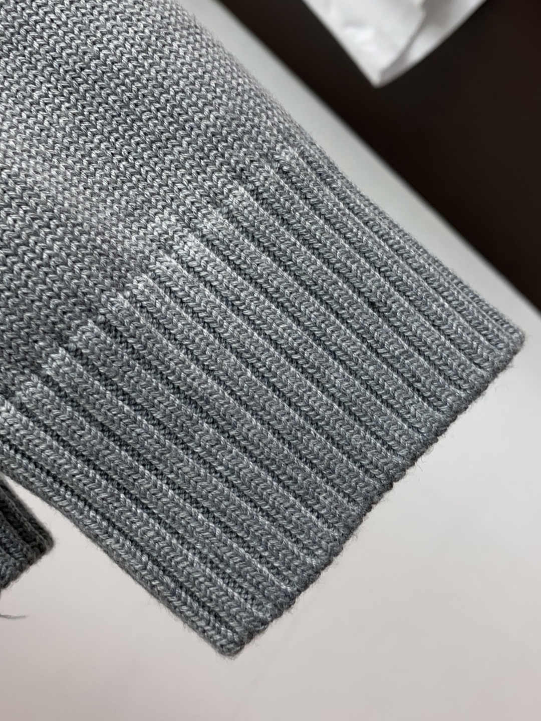 普拉达 羊毛混纺针织衫1.羊毛羊绒混纺面料：精选高品质的羊毛与羊绒原料，按照一定的比例进行混纺。羊毛提供