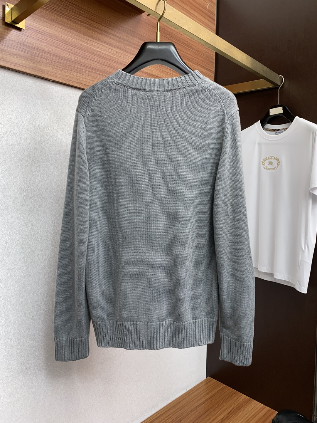 普拉达 羊毛混纺针织衫1.羊毛羊绒混纺面料：精选高品质的羊毛与羊绒原料，按照一定的比例进行混纺。羊毛提供