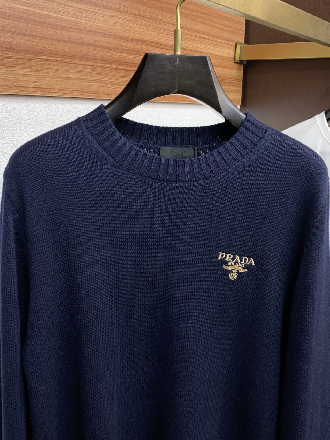 普拉达 羊毛混纺针织衫1.羊毛羊绒混纺面料：精选高品质的羊毛与羊绒原料，按照一定的比例进行混纺。羊毛提供