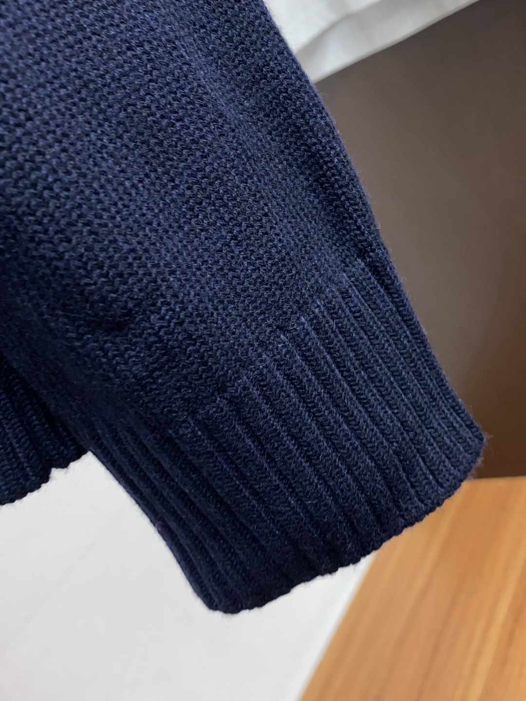 普拉达 羊毛混纺针织衫1.羊毛羊绒混纺面料：精选高品质的羊毛与羊绒原料，按照一定的比例进行混纺。羊毛提供