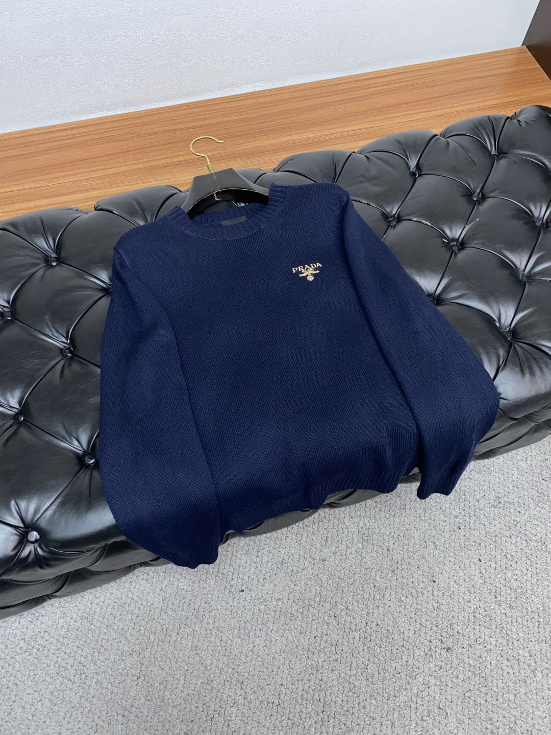 普拉达 羊毛混纺针织衫1.羊毛羊绒混纺面料：精选高品质的羊毛与羊绒原料，按照一定的比例进行混纺。羊毛提供