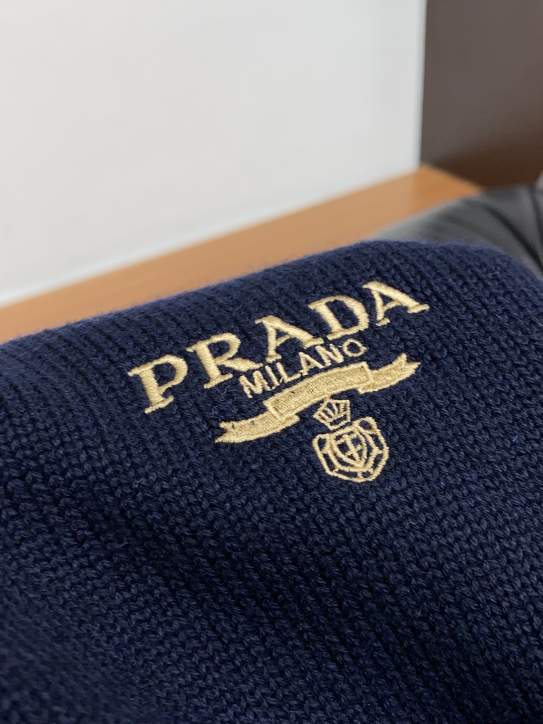 普拉达 羊毛混纺针织衫1.羊毛羊绒混纺面料：精选高品质的羊毛与羊绒原料，按照一定的比例进行混纺。羊毛提供