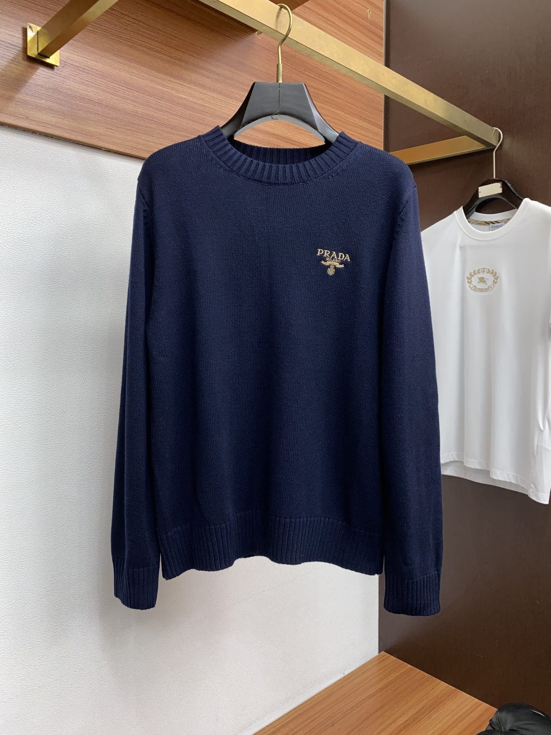 普拉达 羊毛混纺针织衫1.羊毛羊绒混纺面料：精选高品质的羊毛与羊绒原料，按照一定的比例进行混纺。羊毛提供