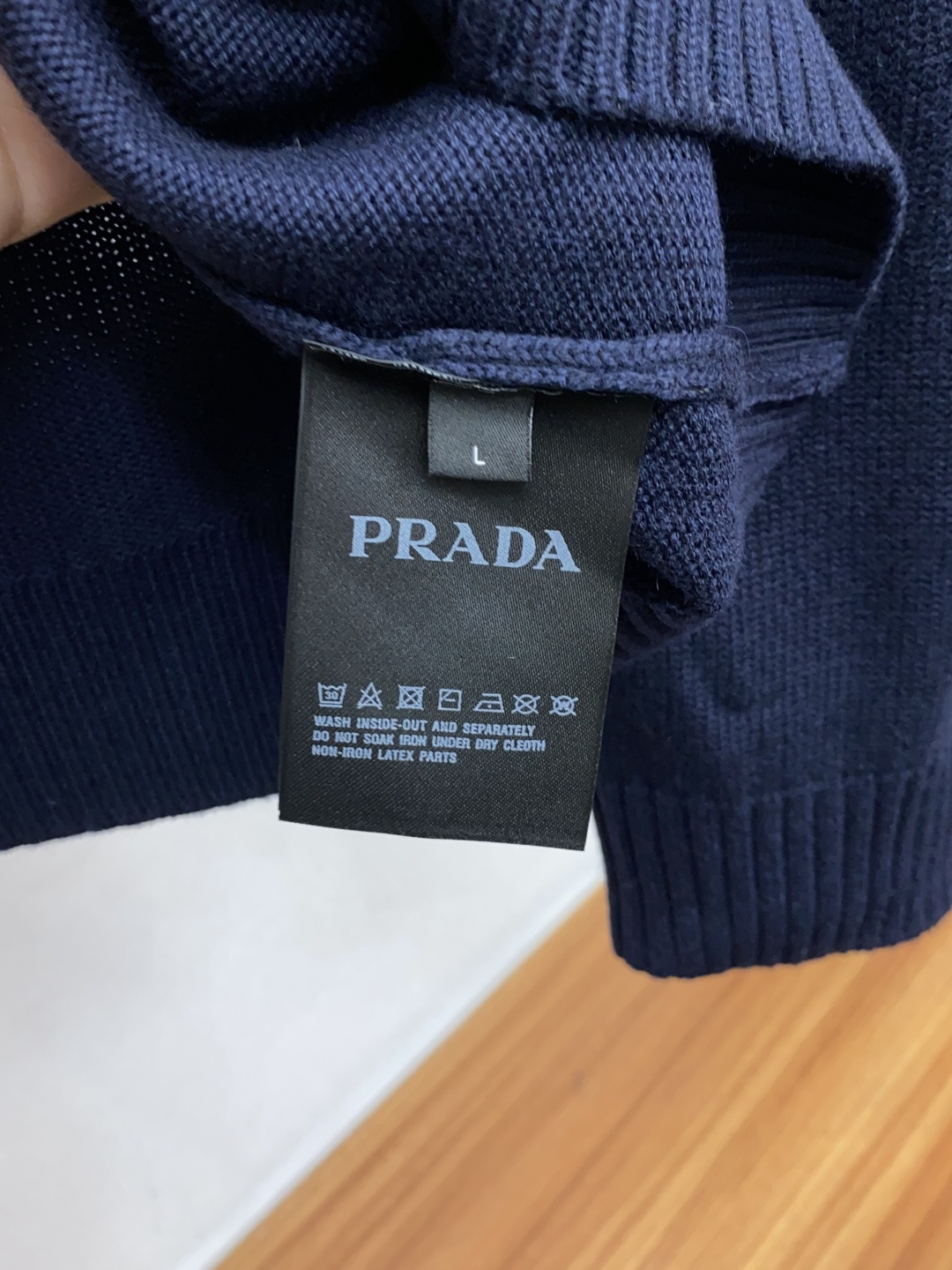 普拉达 羊毛混纺针织衫1.羊毛羊绒混纺面料：精选高品质的羊毛与羊绒原料，按照一定的比例进行混纺。羊毛提供