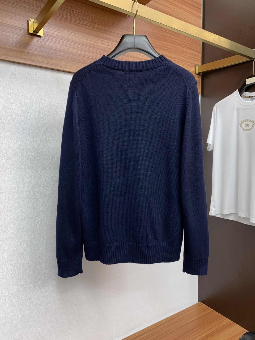 普拉达 羊毛混纺针织衫1.羊毛羊绒混纺面料：精选高品质的羊毛与羊绒原料，按照一定的比例进行混纺。羊毛提供