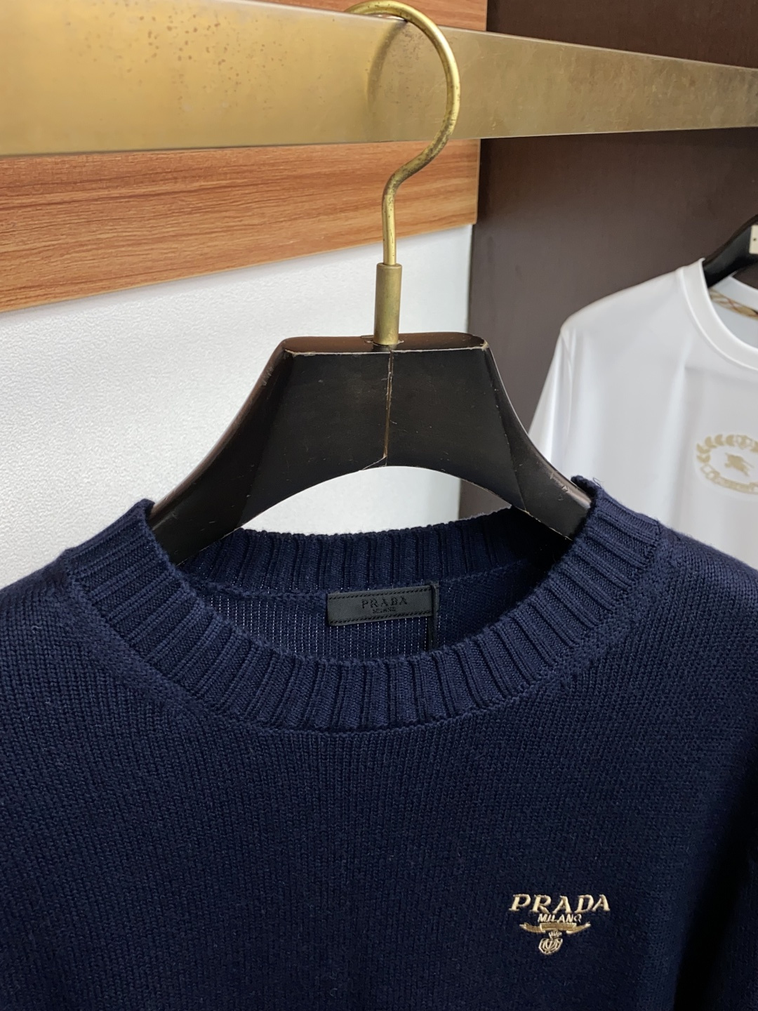 普拉达 羊毛混纺针织衫1.羊毛羊绒混纺面料：精选高品质的羊毛与羊绒原料，按照一定的比例进行混纺。羊毛提供