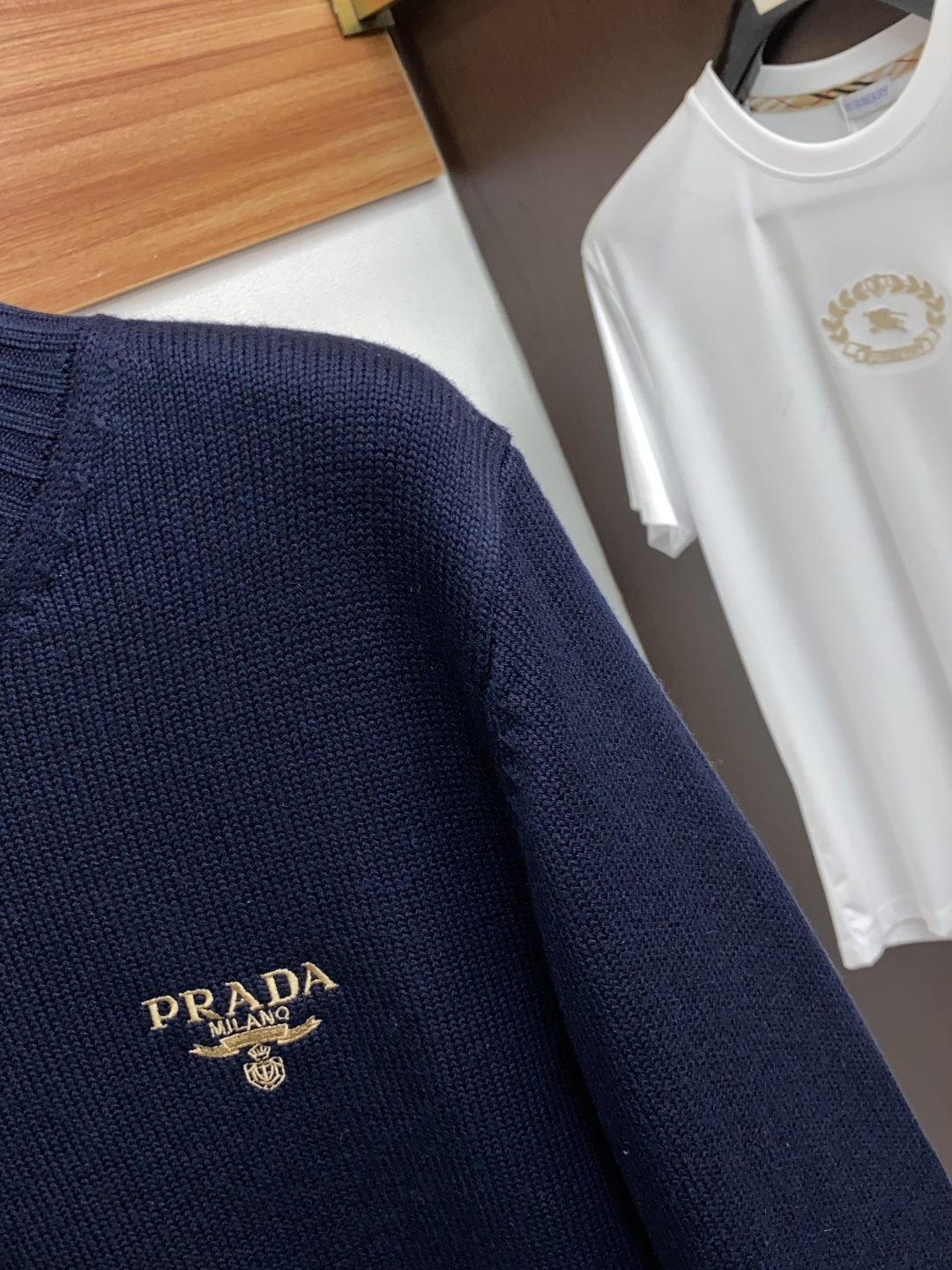 普拉达 羊毛混纺针织衫1.羊毛羊绒混纺面料：精选高品质的羊毛与羊绒原料，按照一定的比例进行混纺。羊毛提供