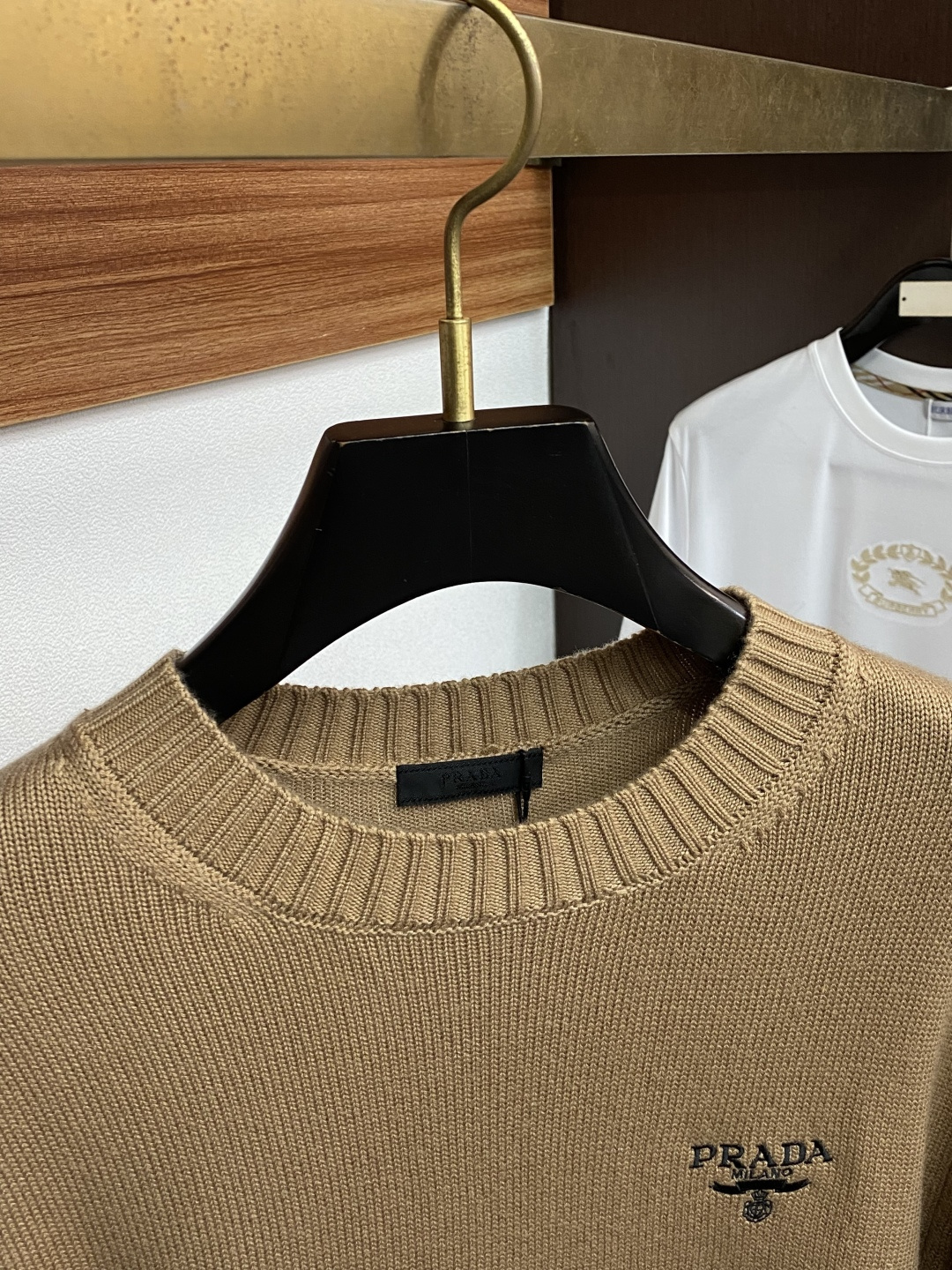 普拉达 羊毛混纺针织衫1.羊毛羊绒混纺面料：精选高品质的羊毛与羊绒原料，按照一定的比例进行混纺。羊毛提供