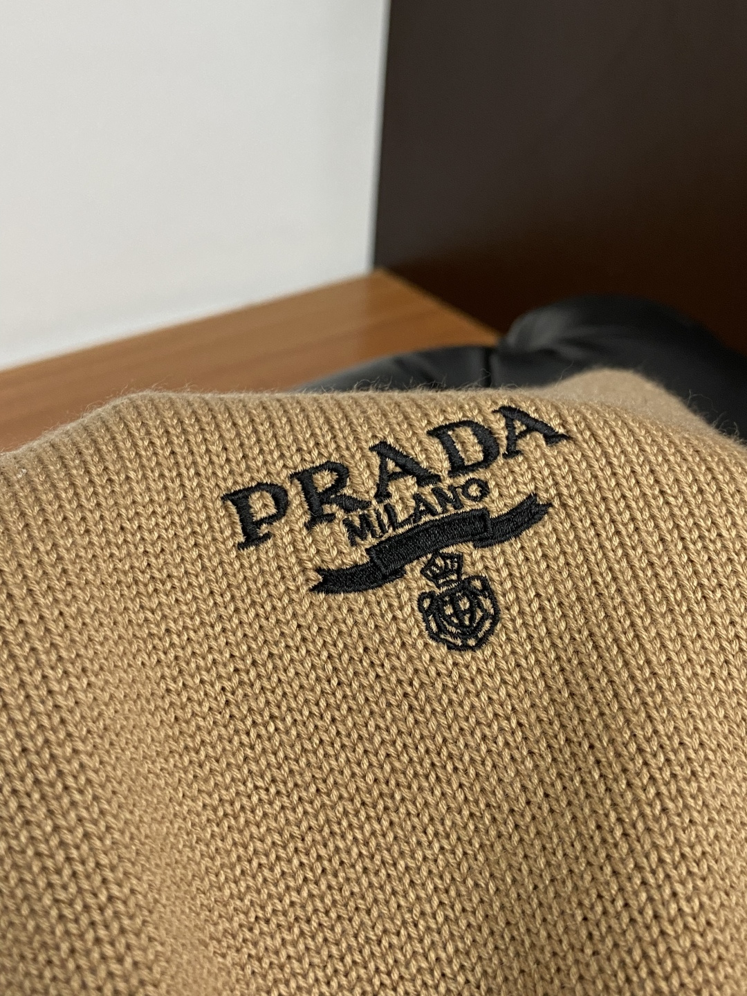 普拉达 羊毛混纺针织衫1.羊毛羊绒混纺面料：精选高品质的羊毛与羊绒原料，按照一定的比例进行混纺。羊毛提供