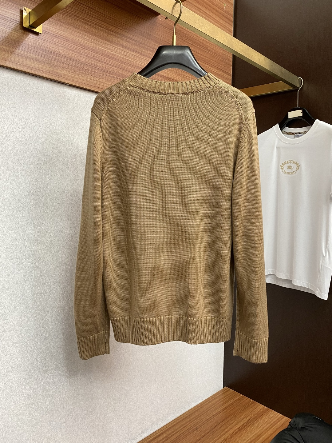 普拉达 羊毛混纺针织衫1.羊毛羊绒混纺面料：精选高品质的羊毛与羊绒原料，按照一定的比例进行混纺。羊毛提供