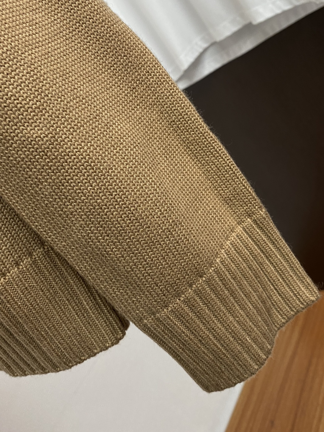 普拉达 羊毛混纺针织衫1.羊毛羊绒混纺面料：精选高品质的羊毛与羊绒原料，按照一定的比例进行混纺。羊毛提供