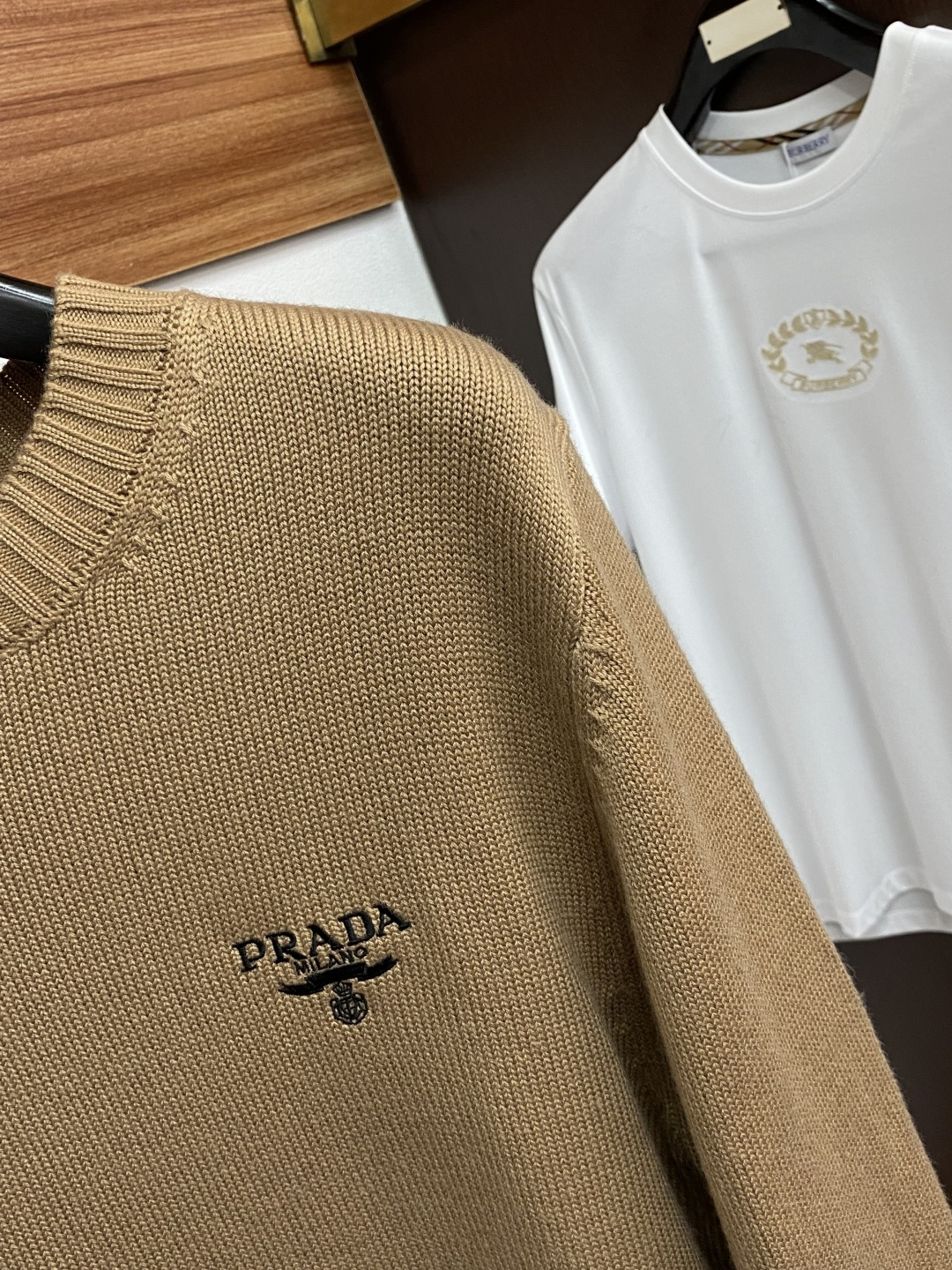 普拉达 羊毛混纺针织衫1.羊毛羊绒混纺面料：精选高品质的羊毛与羊绒原料，按照一定的比例进行混纺。羊毛提供