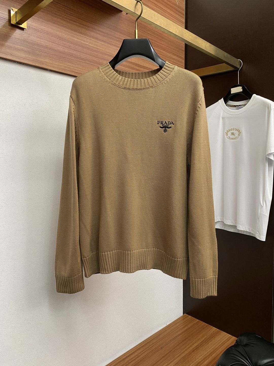 普拉达 羊毛混纺针织衫1.羊毛羊绒混纺面料：精选高品质的羊毛与羊绒原料，按照一定的比例进行混纺。羊毛提供