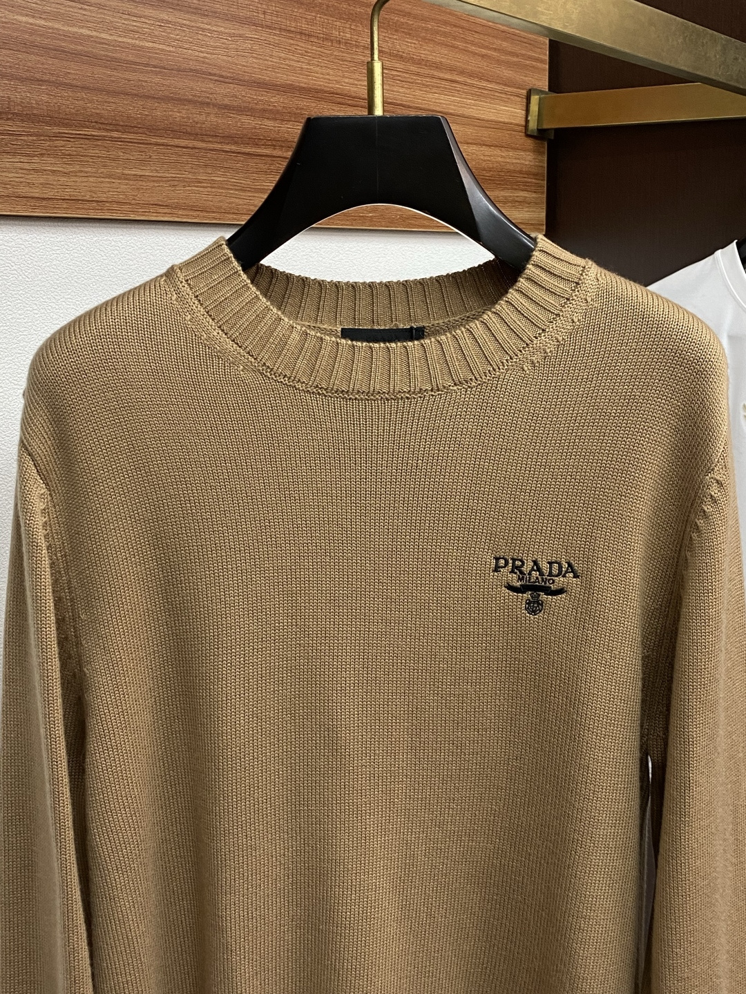 普拉达 羊毛混纺针织衫1.羊毛羊绒混纺面料：精选高品质的羊毛与羊绒原料，按照一定的比例进行混纺。羊毛提供