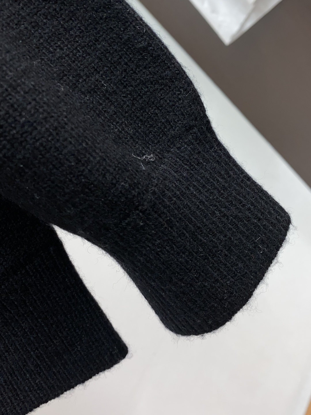 蒙口 圆领羊毛衫，用细腻纤维编织时光韵味，于一针一线间，诉说永恒优雅，在男士高端针织服饰领域，这款羊毛衫