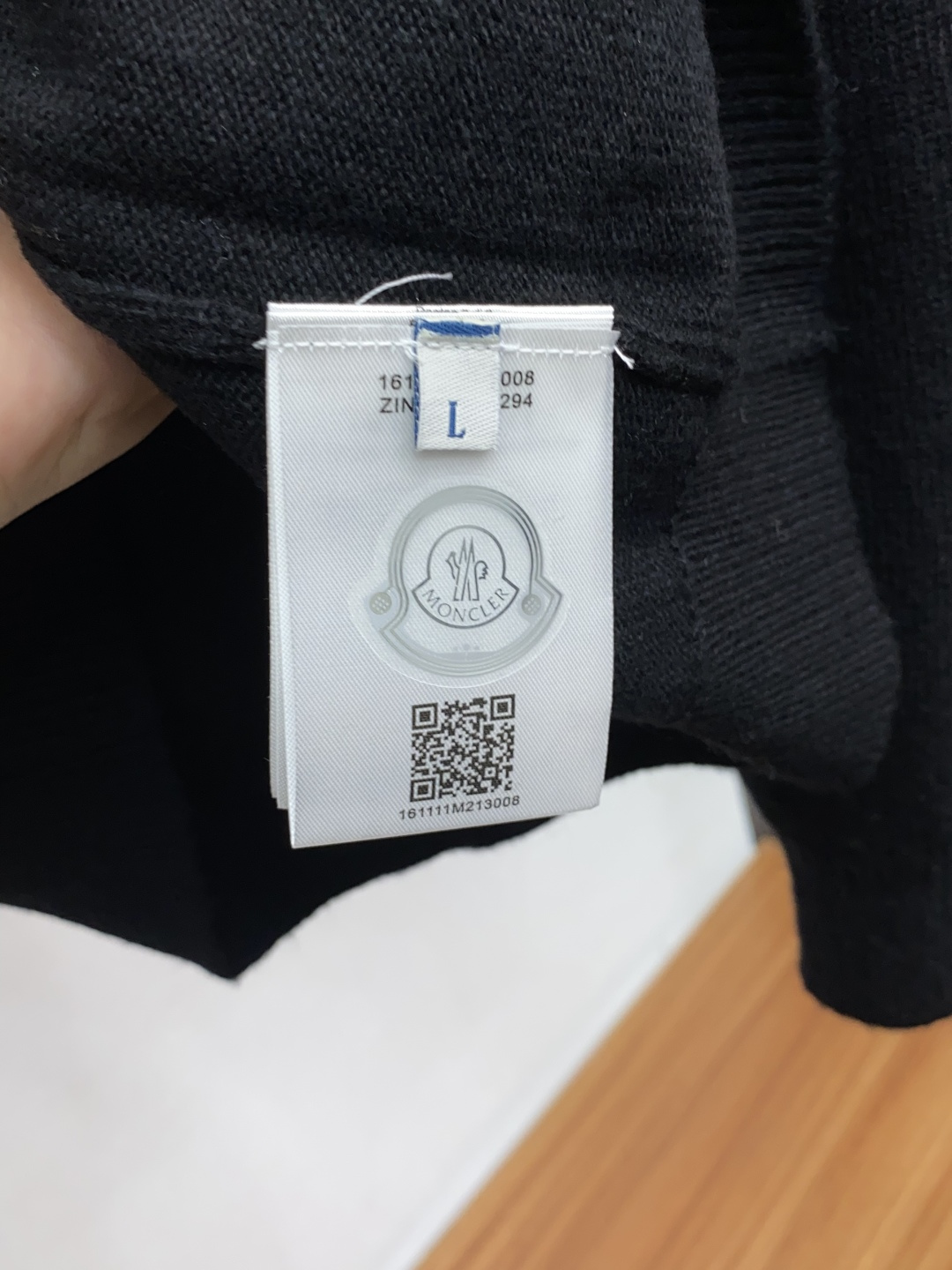 蒙口 圆领羊毛衫，用细腻纤维编织时光韵味，于一针一线间，诉说永恒优雅，在男士高端针织服饰领域，这款羊毛衫