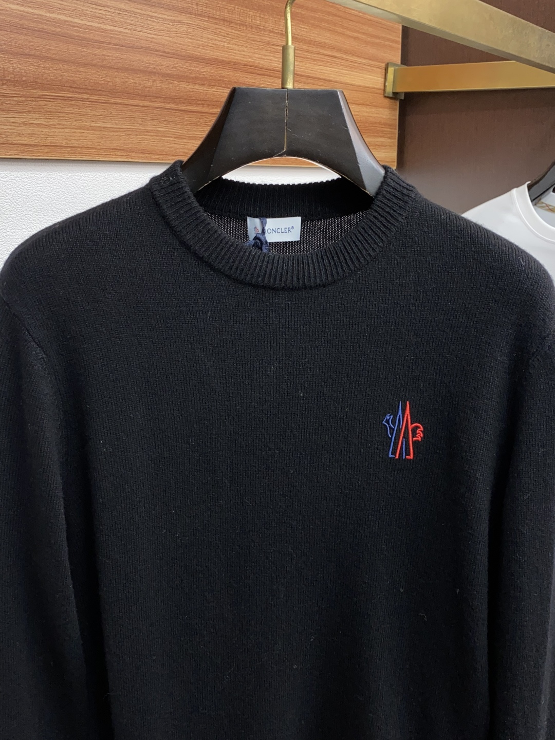 蒙口 圆领羊毛衫，用细腻纤维编织时光韵味，于一针一线间，诉说永恒优雅，在男士高端针织服饰领域，这款羊毛衫