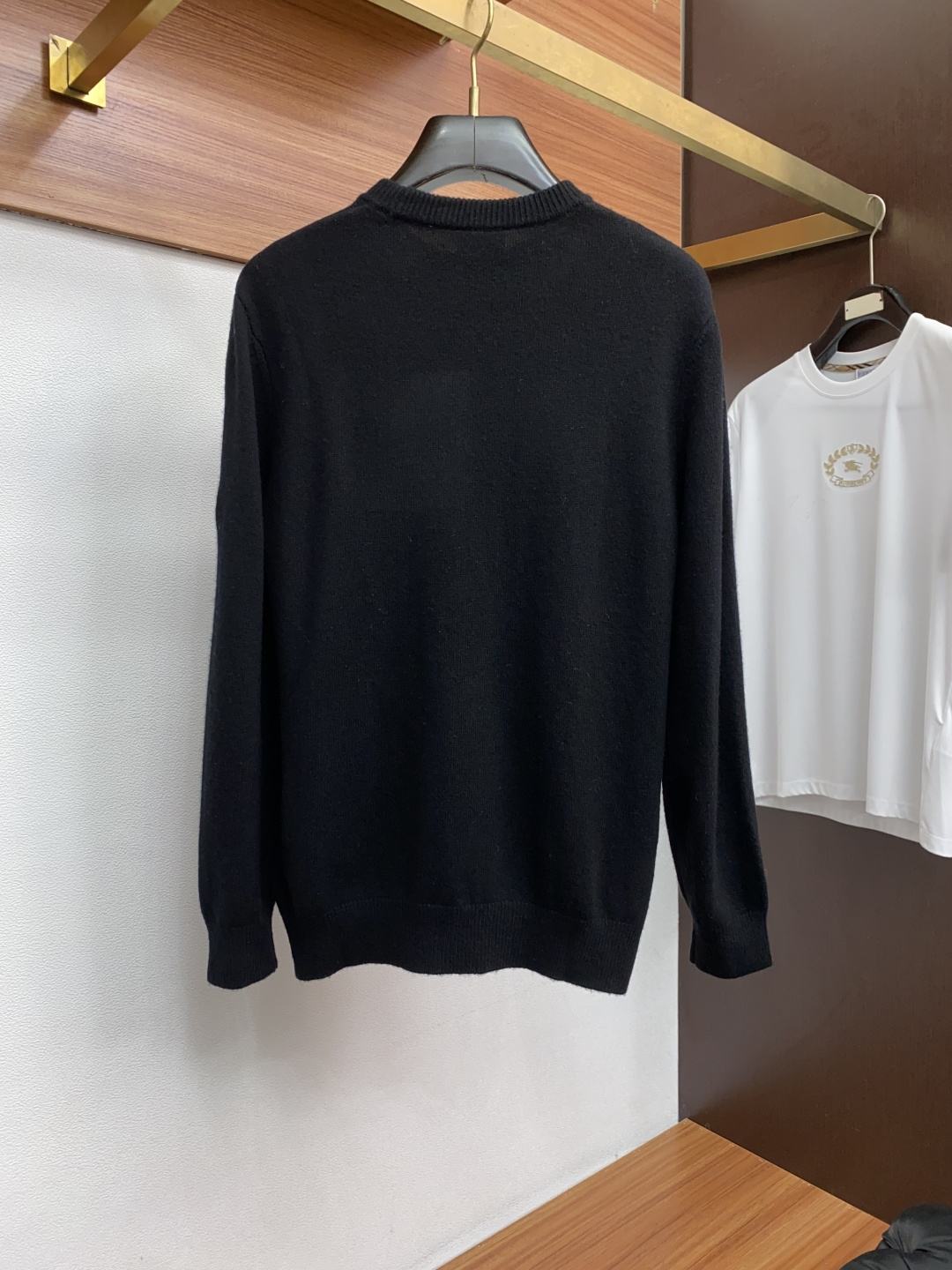 蒙口 圆领羊毛衫，用细腻纤维编织时光韵味，于一针一线间，诉说永恒优雅，在男士高端针织服饰领域，这款羊毛衫